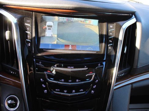 Used 2017 Cadillac Escalade Luxury AWD/4WD image 15