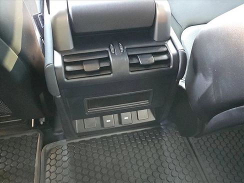 Used 2023 Land Rover Defender 90 S image 18