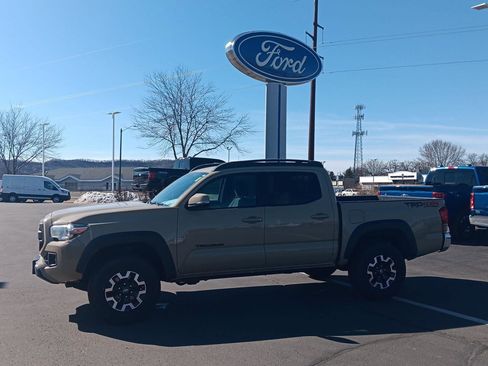 Used 2016 Toyota Tacoma TRD Off-Road w/ Towing Package image 10