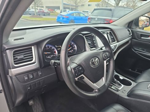 Used 2018 Toyota Highlander XLE image 16