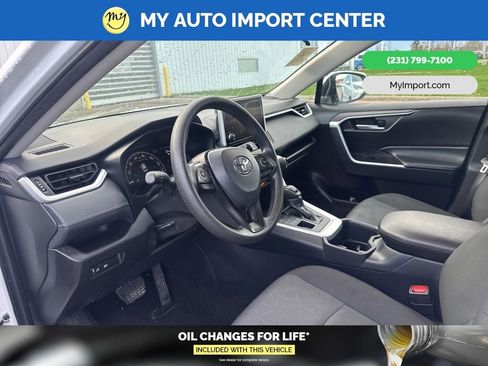 Used 2025 Toyota RAV4 XLE image 8