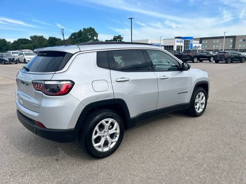 Used 2024 Jeep Compass Latitude AWD/4WD image 5