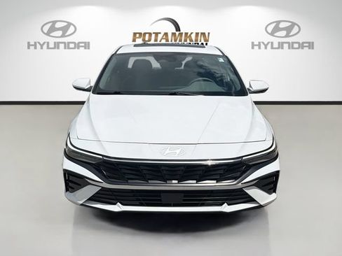 Used 2024 Hyundai Elantra SEL w/ Convenience Package FWD image 2