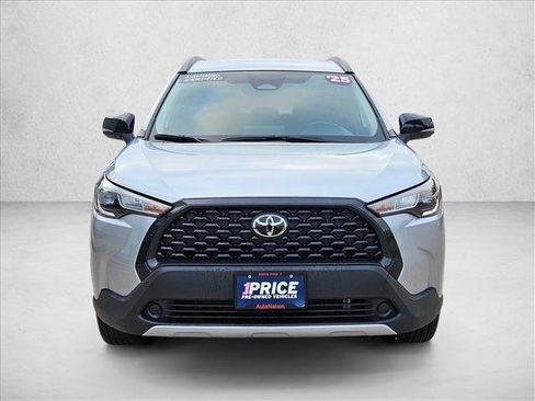 Used 2025 Toyota Corolla Cross LE image 2