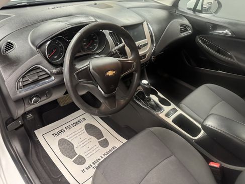 Used 2018 Chevrolet Cruze LS image 9