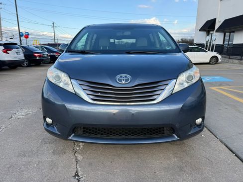 Used 2016 Toyota Sienna XLE Premium image 3