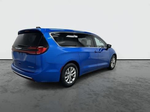 Used 2026 Chrysler Pacifica Limited FWD image 4
