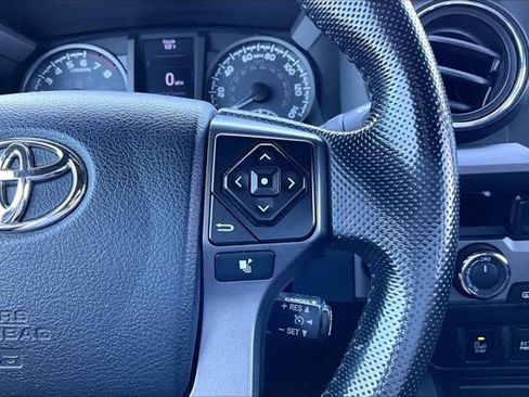 Used 2016 Toyota Tacoma TRD Off-Road w/ Premium & Technology Package AWD/4WD image 13