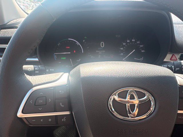 Certified 2025 Toyota Sienna XLE FWD image 16