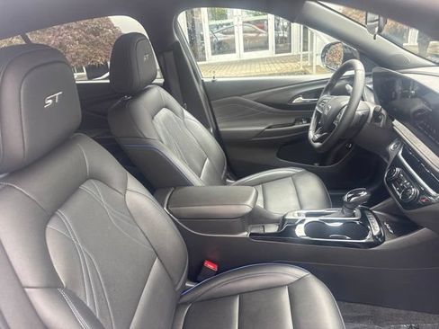 Used 2025 Buick Envista Sport Touring w/ Convenience II Package FWD image 25