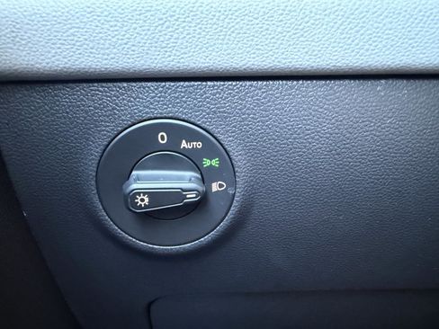 Used 2024 Volkswagen Taos SE w/ Panoramic Sunroof Package image 29