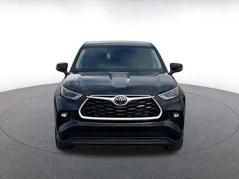 Used 2025 Toyota Highlander LE image 4