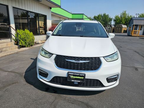 Used 2022 Chrysler Pacifica Touring-L FWD image 3