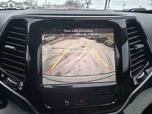 Used 2019 Jeep Cherokee Limited image 23