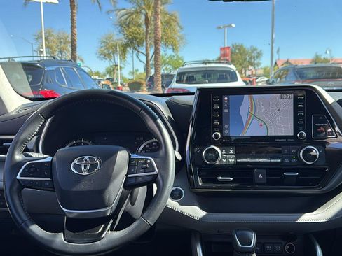 Used 2021 Toyota Highlander XLE image 10