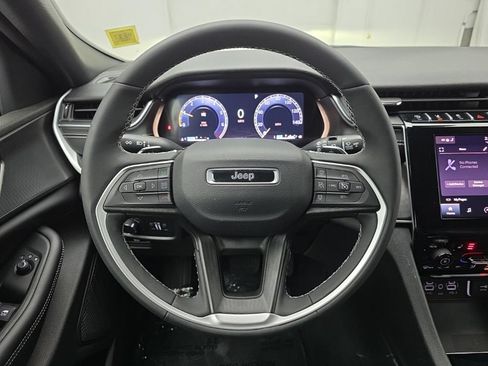 Used 2025 Jeep Grand Cherokee Altitude AWD/4WD image 24