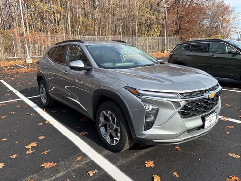 Used 2024 Chevrolet Trax LT w/ Driver Confidence Package image 2