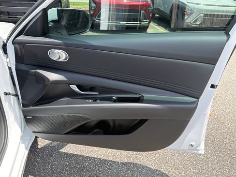 Used 2025 Hyundai Elantra Limited w/ Cargo Package FWD image 15