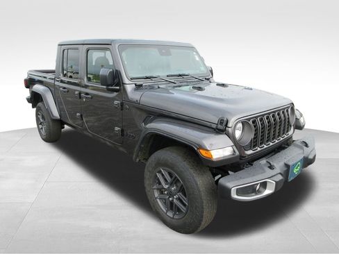Used 2024 Jeep Gladiator Sport AWD/4WD image 7