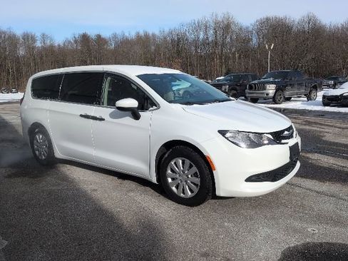 Used 2021 Chrysler Voyager L image 8