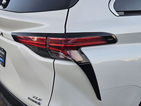 Used 2021 Toyota Sienna XLE image 11