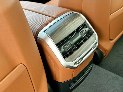 New 2025 BMW i7 xDrive60 image 21