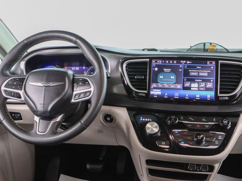 Used 2023 Chrysler Pacifica Touring-L image 17