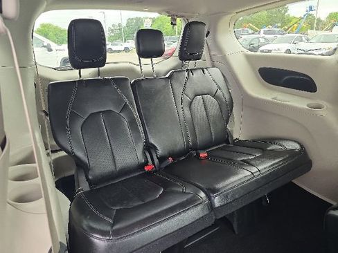 Used 2024 Chrysler Pacifica Touring-L FWD image 45