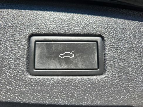 Certified 2022 Volkswagen Tiguan SE R-Line image 15