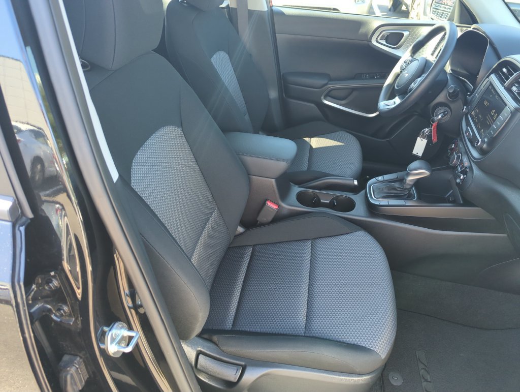 Used 2025 Kia Soul LX FWD image 37