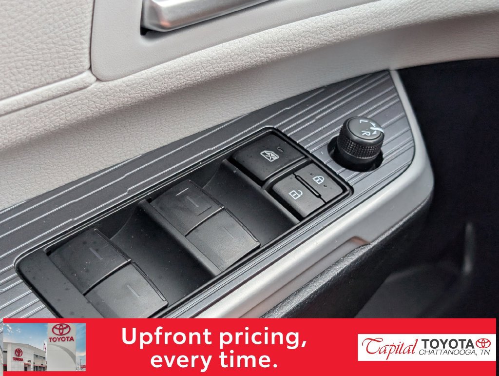 Used 2026 Toyota Sienna XLE FWD image 17