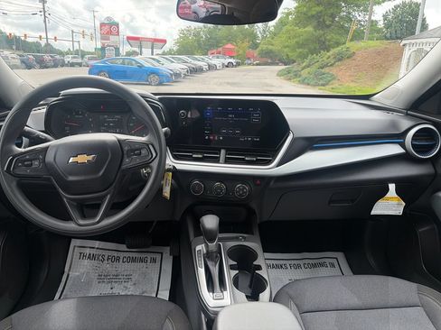 Used 2025 Chevrolet Trax LS w/ LS Convenience Package FWD image 13
