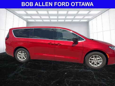 Used 2025 Chrysler Pacifica Select FWD image 8