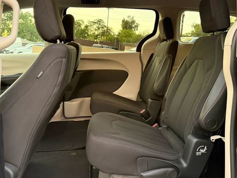 Used 2017 Chrysler Pacifica Touring FWD image 15