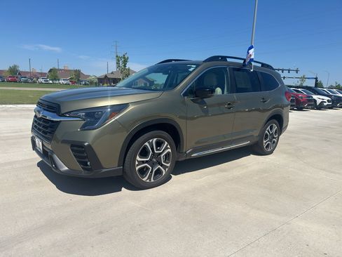 Used 2025 Subaru Ascent Limited AWD/4WD image 2