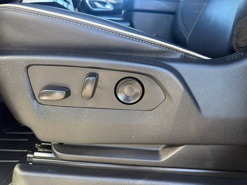 Used 2024 GMC Yukon XL SLT w/ SLT Luxury Package image 10