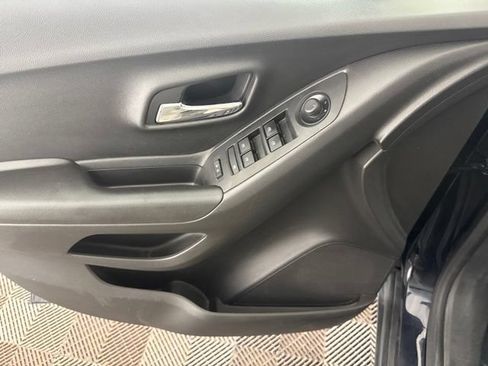 Used 2022 Chevrolet Trax LT w/ Driver Confidence Package AWD/4WD image 18