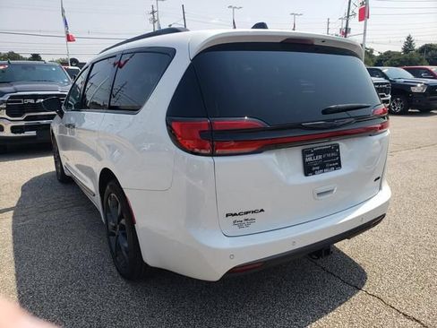 Used 2024 Chrysler Pacifica Touring-L w/ Road Tripper Package AWD/4WD image 6