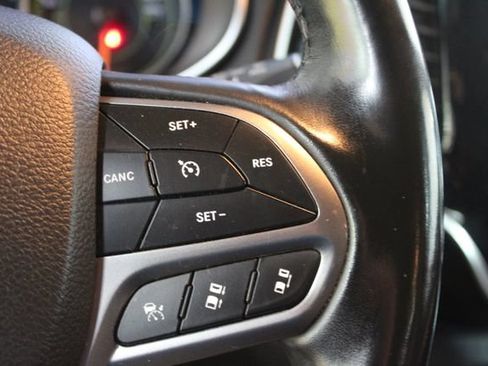 Used 2019 Jeep Cherokee Overland w/ Technology Group AWD/4WD image 15