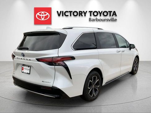 Used 2025 Toyota Sienna Platinum image 7