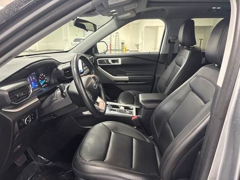 Used 2024 Ford Explorer XLT w/ Equipment Group 202A AWD/4WD image 15
