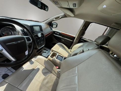 Used 2013 Chrysler Town & Country Touring FWD image 12
