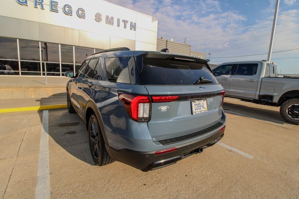 Used 2025 Ford Explorer ST-Line w/ ST-Line Street Pack AWD/4WD image 4