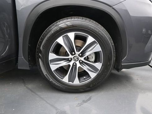 Used 2022 Toyota Highlander XLE image 19
