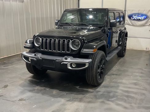 Used 2025 Jeep Wrangler Unlimited Sahara AWD/4WD image 3