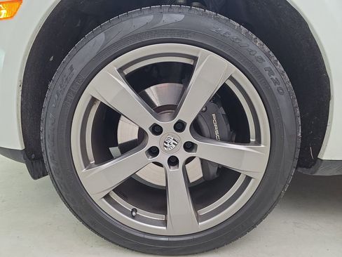 Used 2024 Porsche Macan image 11