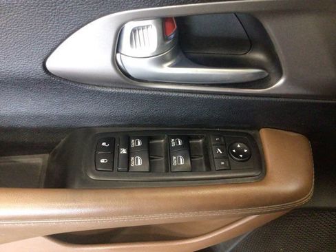 Used 2018 Chrysler Pacifica Limited w/ Tire & Wheel Group FWD image 8