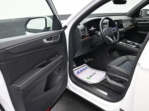 Used 2025 Volkswagen Atlas Cross Sport SEL Premium R-Line image 9