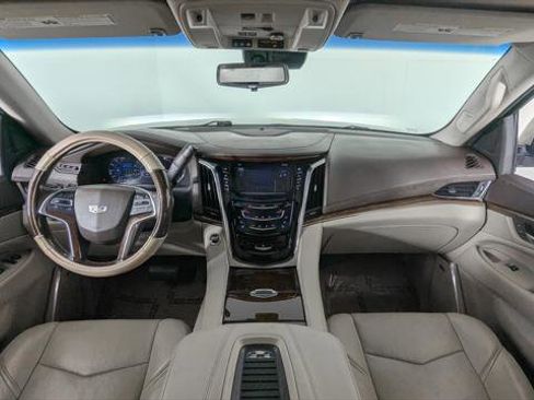 Used 2017 Cadillac Escalade ESV Luxury image 29