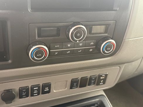 Used 2021 Nissan NV 3500 SL image 14